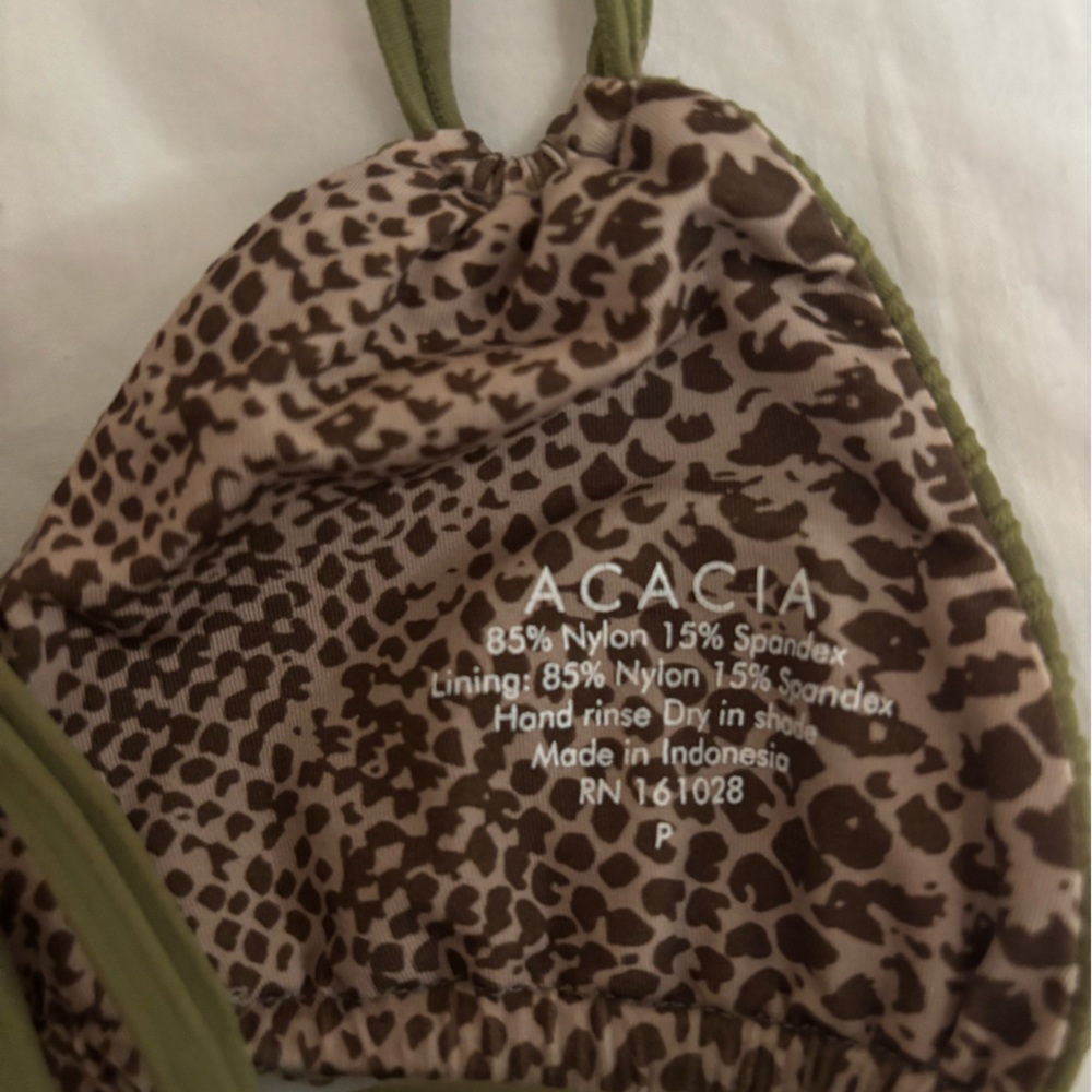 Acacia green print 
Size petite 
Selling
DM ME IF YOU WANT